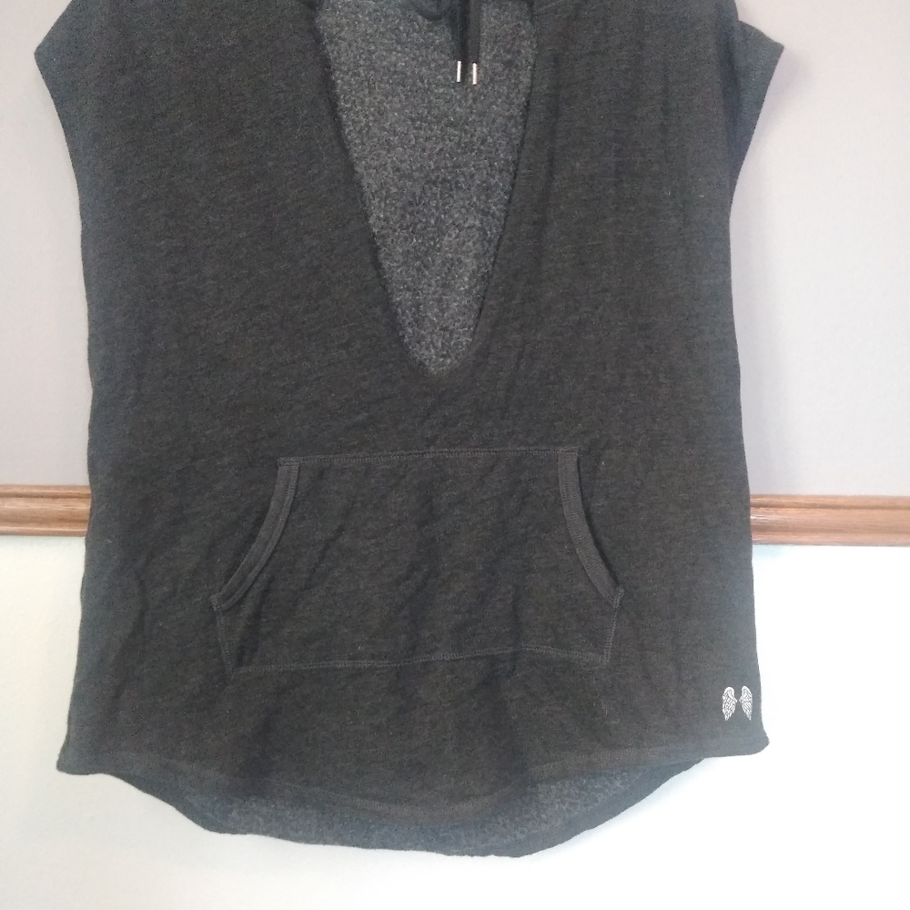 Sleeveless athletic top